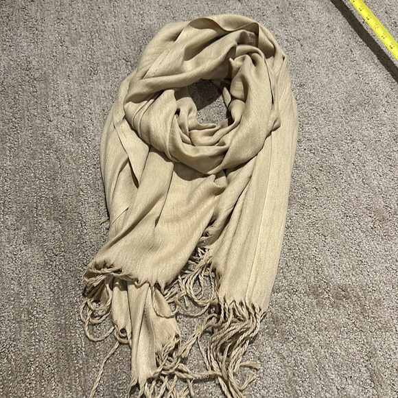 Beautiful lot of designer scarfs selling as a bundle - Picture 11 of 17
